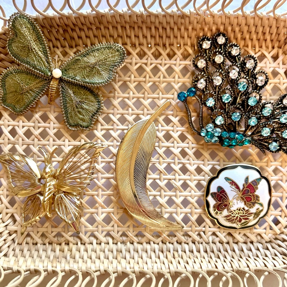 Vntg Bundle of brooches lapel pins feather, butterfly, enamel, gold tone